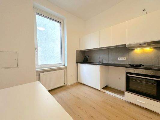 Moderne Küche mit Fenster