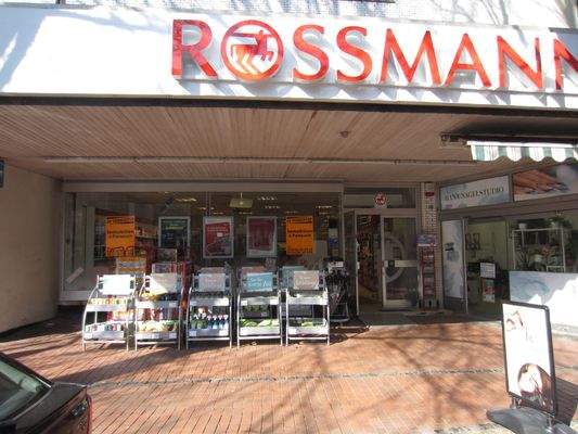 LADENFRONT UND EINGANGSBEREICH