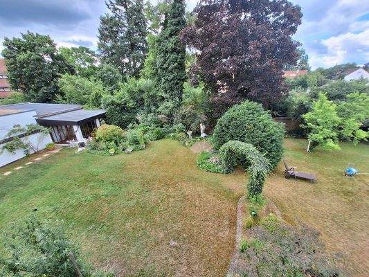 Schlafzimmerbalkon mit Aussicht in den Garten