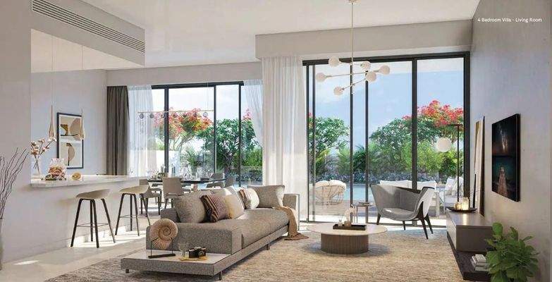 Wohnbereich mit bodentiefen Fenstern