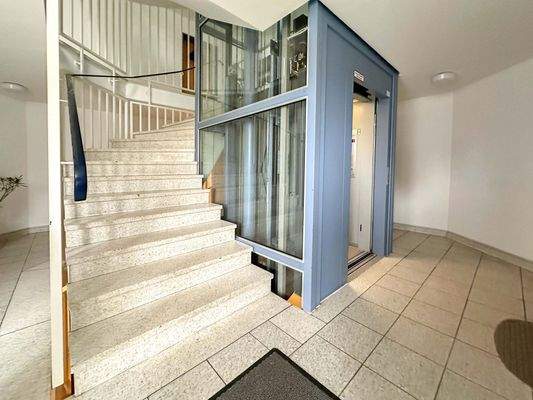 Treppenhaus mit Aufzug