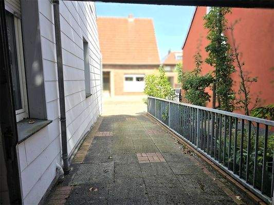 Blick aus der Garage zur Straß