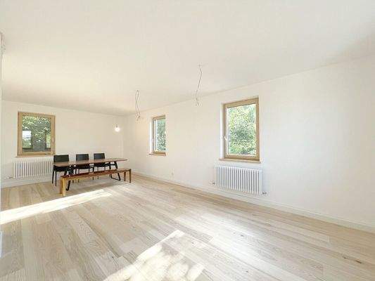 Anderer Blick durch das großzügige Wohnzimmer