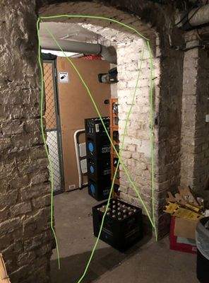 Keller-Eingang grün=Eisentür 