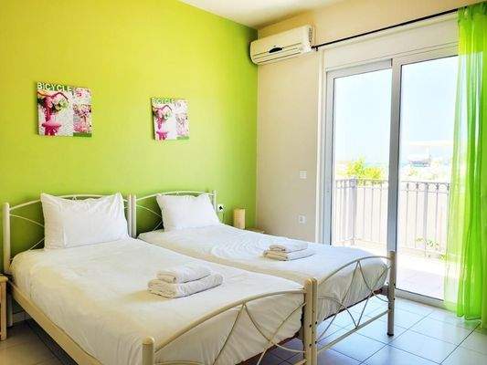 Kreta, Nopigia: 3-Zimmer-Wohnung in Anlage mit Pool nahe Strand zu verkaufen