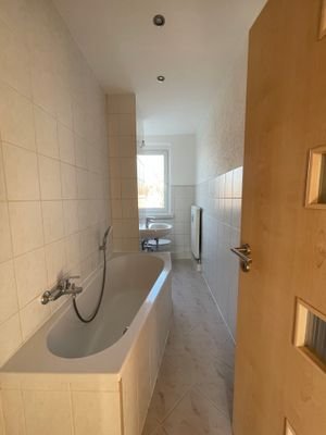 Bad mit Fenster und Badewanne