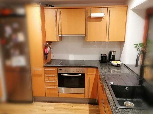 Küche mit Steinarbeitsplatte