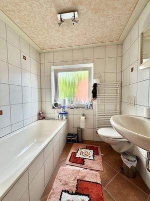 Praktisches Bad mit Badewanne im DG