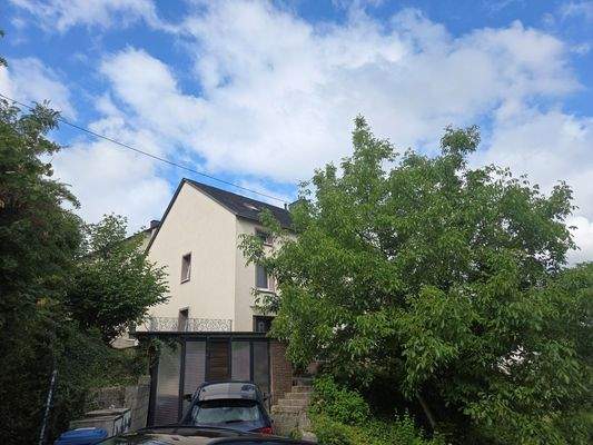 Großzügiges Anwesen mit Garage