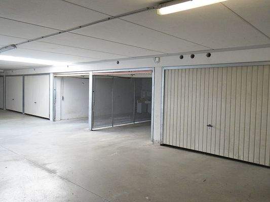Tiefgarage mit Tor