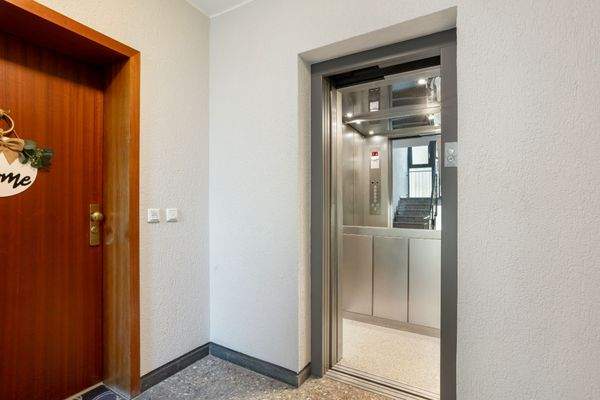 Treppenhaus mit Personenaufzug