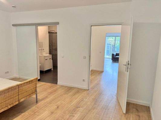 Schlafzimmer mit Duschbad