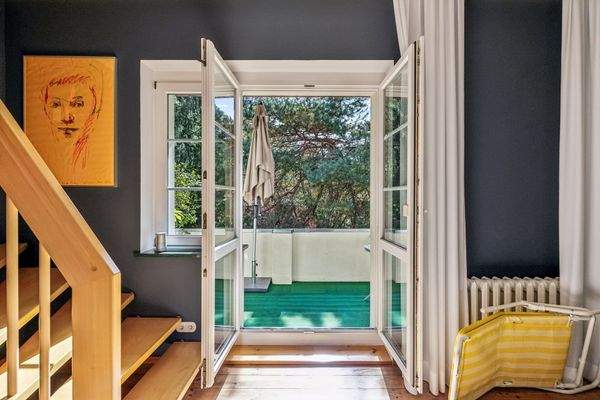 Balkon mit Aussicht in den Garten