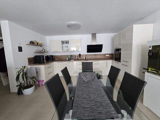 Küche mit Essbereich