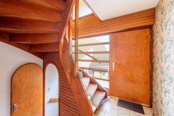 haus-baden-baden-neuweier-wolf-immobilien-treppenhaus