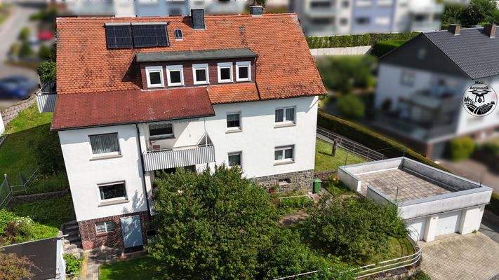 Hausansicht und Garagen sowie Solarthermie-Anlage