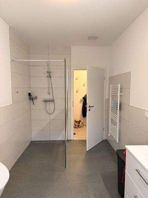 und begehbarer Dusche