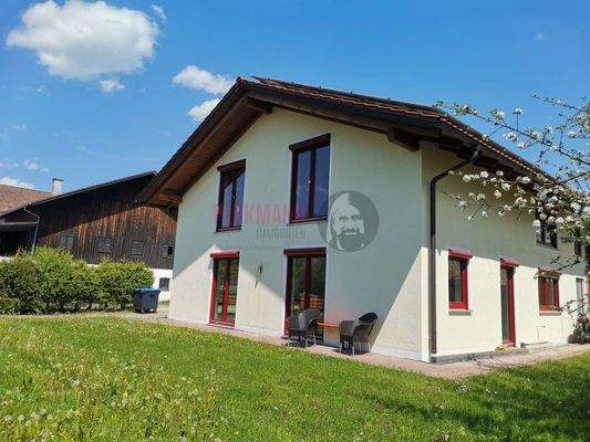 Hausansicht mit Garten