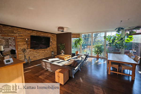 bodentiefe Fensterfronten mit Zugang zur Terrasse