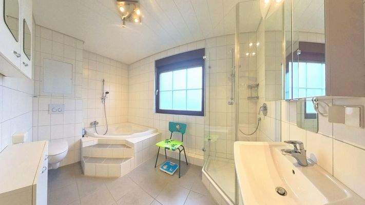 Hauptbad im Erdgeschoss – modernisiert und gepflegt