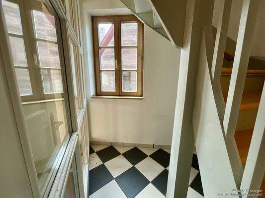 Abstellbereich unter der Treppe