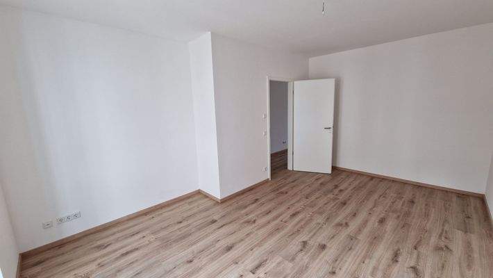 Helles Zimmer mit Holzboden