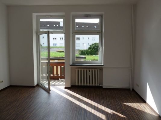 Wohnzimmer mit Balkon