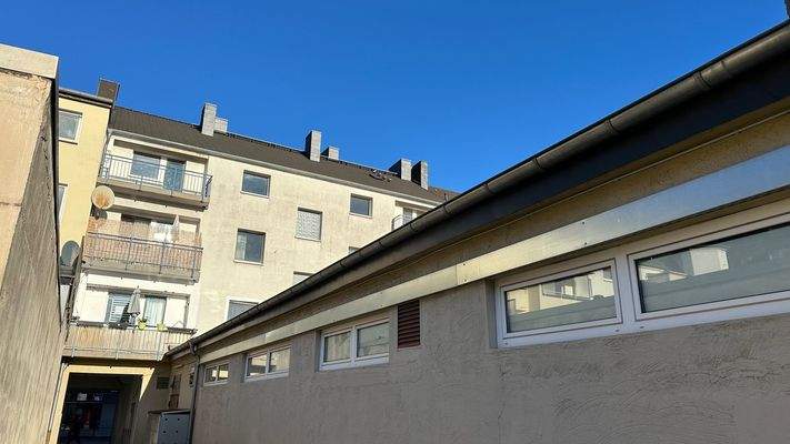 Rückseite des Hauses mit Balkonen und Anbau