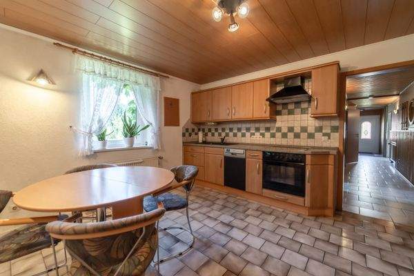 Küche und Blick zum Flur