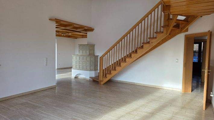 Wohn- Esszimmer mit Aufgang zur Galerie und Dachgeschoss