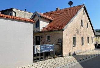 Hausansicht mit Blick zur Einfahrt 