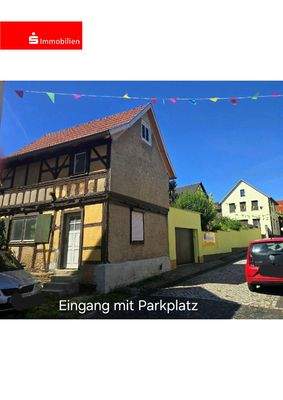 Eingang mit Parkplatz