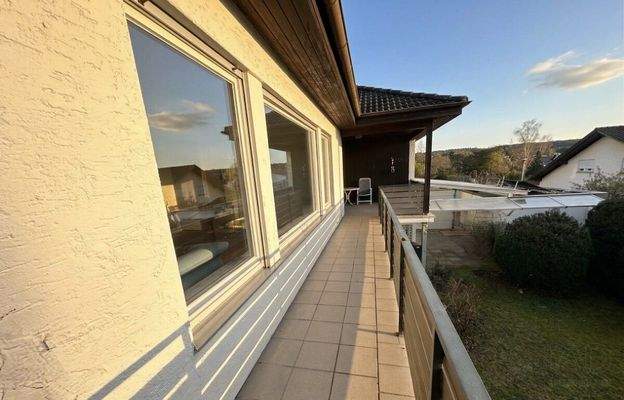 Balkon und teilüberdachte Terrasse