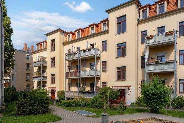 Rückansicht mit Gemeinschaftshof