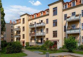 Rückansicht mit Gemeinschaftshof