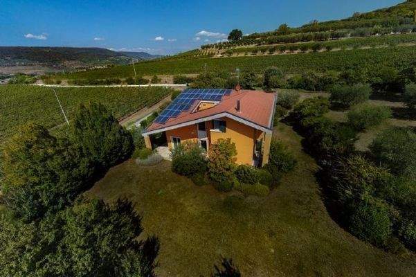 Moderne Villa in saften Hügeln 