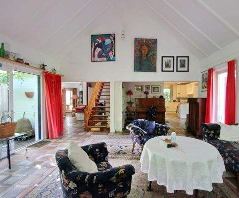 Wohnbereich mit Blick in Küche und Essbereich