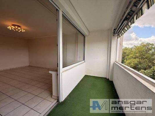 Wohnzimmer mit Balkonzugang 