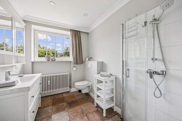 Bad mit Dusche rechts 