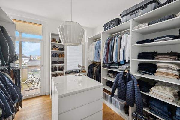 Ankleidezimmer mit Zugang zum Balkon