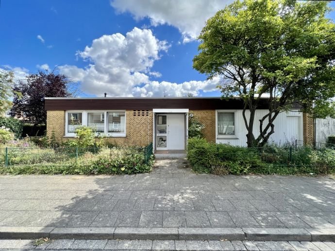 Wohnen auf einer Ebene im schönen Bungalow mit atriumähnlichen Garten in ruhiger zentraler Lage