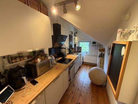 Einbauküche der Dachgeschosswohnung
