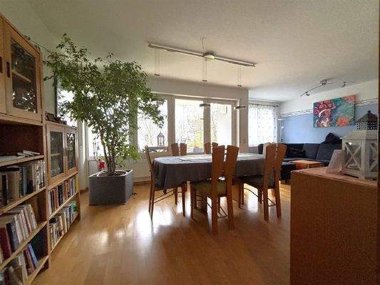 Wohn-/Esszimmer mit Zugang zur Terrasse und zum Ga