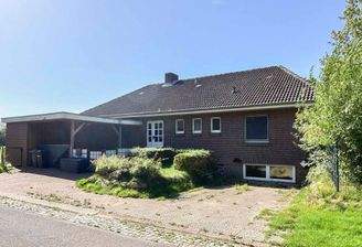 Straßenansicht mit Carport und Schuppen