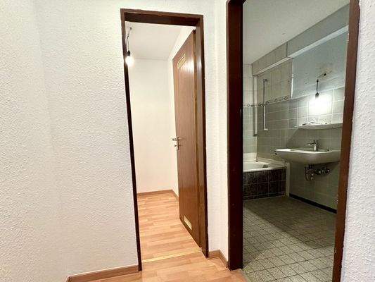 Blick ins Bad und angrenzenden Abstellraum