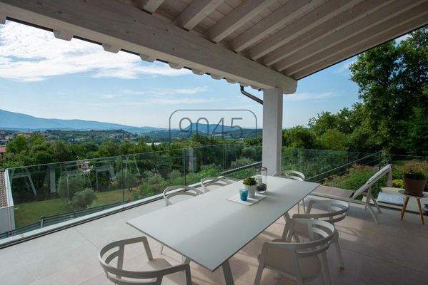 Eckreihenhaus-Villa mit großem Garten in Castion Veronese - Gardasee