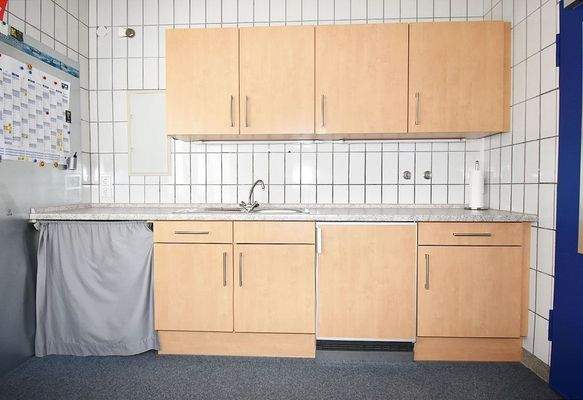 Teeküche in Holzoptik mit Spülbereich