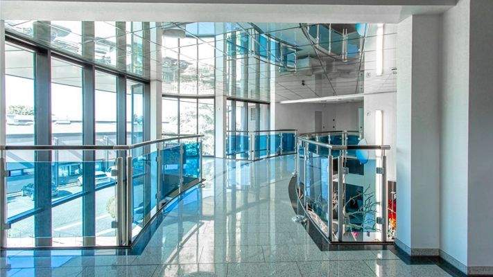 Brücke Verwaltungsgebäude 