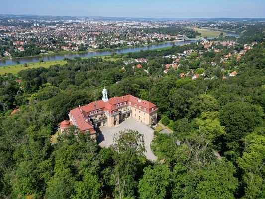 Eingebettet im Grünen mit Blick auf die Elbe