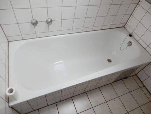 ...ausgestattet mit einer Badewanne!.JPG